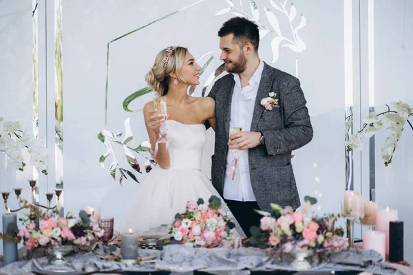 Portrait Diurne Couple Câlin Avec Des Lunettes Des Décorations Florales — Photo