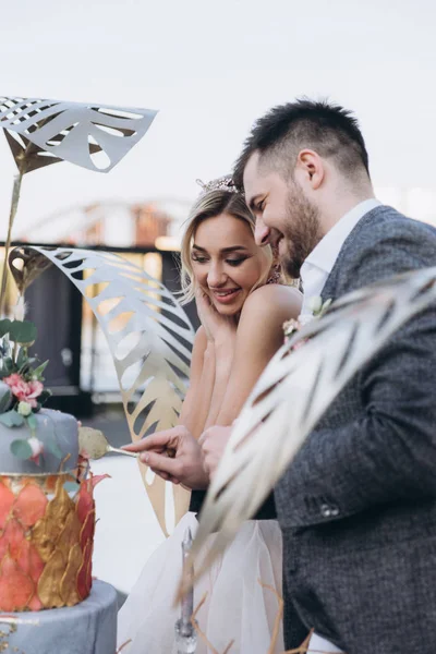 Casal Sorrindo Corte Bolo Casamento Decorado Com Fatias Pêra Flores — Fotografia de Stock