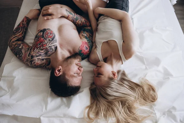 Kaç atış yukarıdan yüz yüze yatakta kapalı gözlerle yatıyordu. 