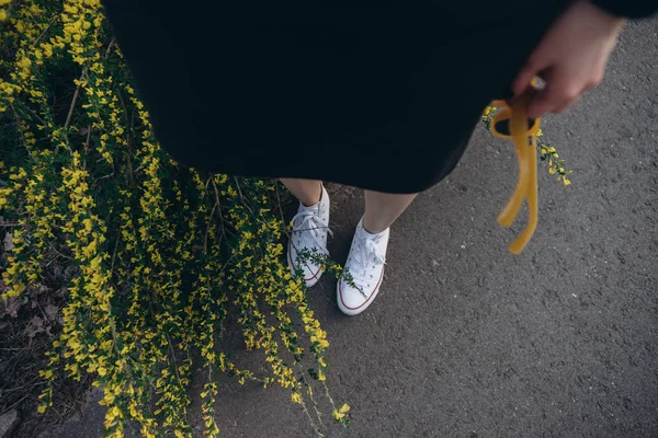 Mirando Hacia Abajo Vista Las Piernas Femeninas Pie Por Flores —  Fotos de Stock