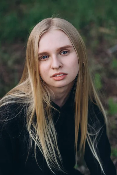 Vyrovnaná Blond Dívka Pózuje Přírodě Při Pohledu Fotoaparát — Stock fotografie