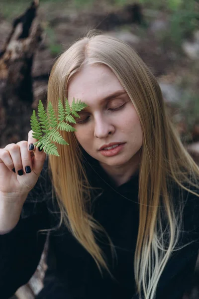 Ξανθιά Κοπέλα Αγγίζει Προσώπου Φύλλα Στο Χέρι Στη Φύση — Φωτογραφία Αρχείου