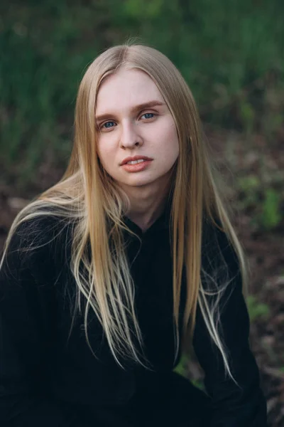 Blondes Mädchen Posiert Der Natur Und Schaut Die Kamera — Stockfoto