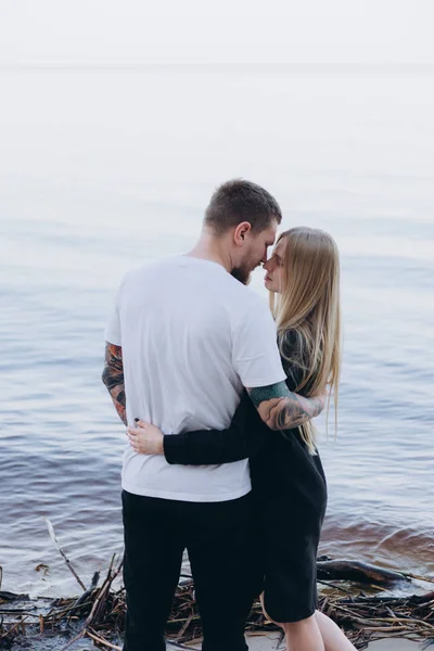 Zijaanzicht Van Sensuele Paar Omarmen Oever Van Het Meer — Stockfoto