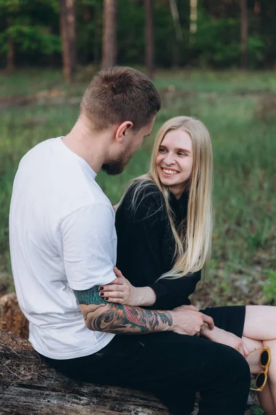 Casal Alegre Sentado Natureza Olhando Para Outro — Fotografia de Stock