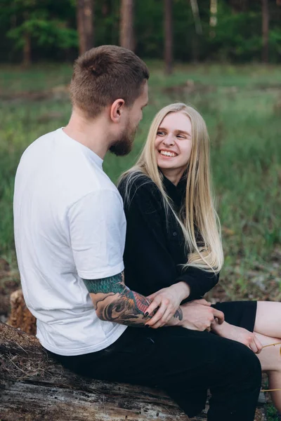 Ragazza Allegra Guardando Fidanzato Tatuato Alla Natura — Foto Stock