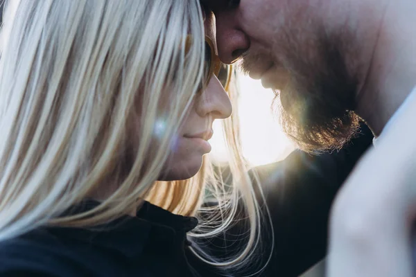 Jeune Couple Embrassant Dans Lumière Soleil — Photo