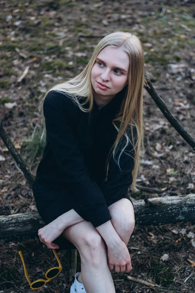 Blond Girl Sitting Timber Looking Away — Stock Photo, Image