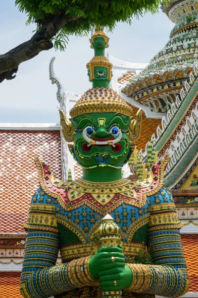Estátua colorida em Wat Arun Temple — Fotografia de Stock