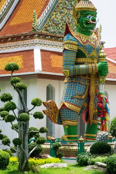 Estatua colorida en el templo de Wat Arun — Foto de Stock