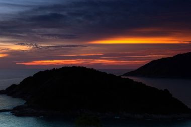 Phuket Island Ko erkekte on Sunset