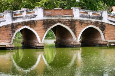 Ayutthaya içinde eski yaya köprüsü