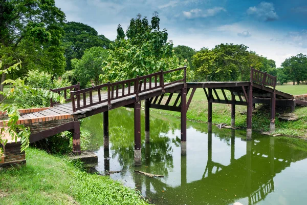 Oude voetgangersbrug in Ayutthaya — Stockfoto
