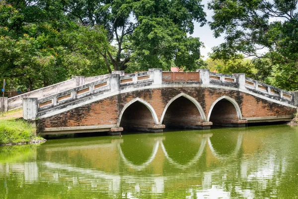 Vecchio ponte pedonale in Ayutthaya — Foto Stock