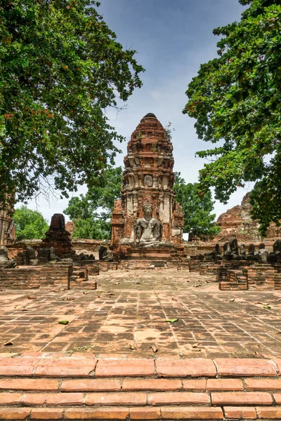 Tempio buddista complesso Wat Mahathat in Ayutthaya, Thailandia — Foto Stock