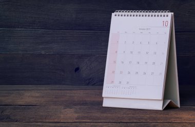 Ahşap masa üzerinde Ekim takvim 2017 