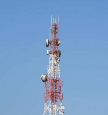 İletişim kulesi üzerinde mavi gökyüzü