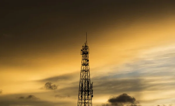 Tour de communication sur le ciel couchant — Photo