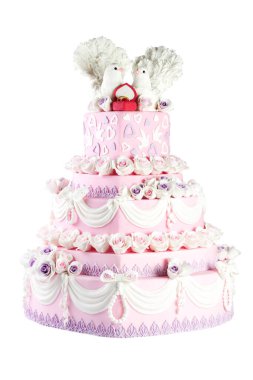 Üzerinde güvercinler, güller ve alyanslar olan güzel, pembe ve beyaz bir düğün pastası. İnanılmaz düğün pastası beyaza izole edilmiş.