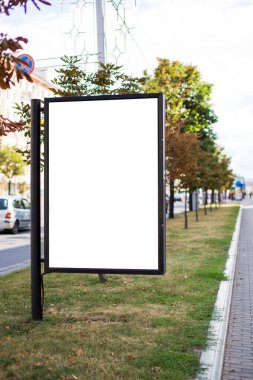 Şehir caddesinde boş reklam paneli