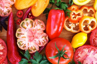 Kesme tahtasında rengarenk organik biber ve domates.