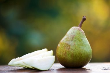 Köy ahşabı dilimlenmiş ev yapımı organik armut. Kremsi bokeh ve sığ alan derinliği