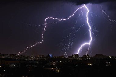 Gece boyunca şimşekler çakan bir fırtına. Beyaz Rusya, Minsk. Mayıs 2016