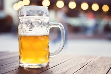 Bar masasında bir bardak bira var. Filtresiz bira. Sığ alan derinliği