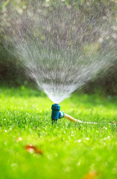 Rasensprenger Der Wasser Über Das Grüne Gras Streut Bewässerungssystem — Stockfoto