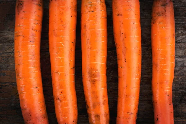 Carottes Biologiques Orange Vif Sur Fond Bois Rustique — Photo