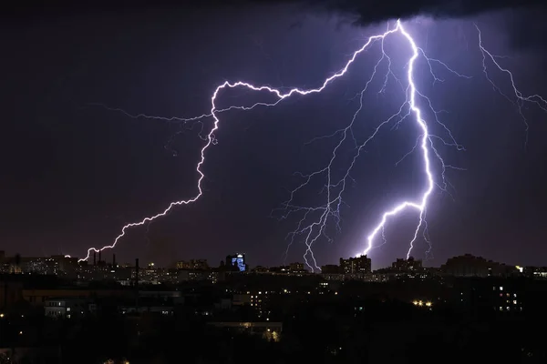 Gece boyunca şimşekler çakan bir fırtına. Beyaz Rusya, Minsk. Mayıs 2016