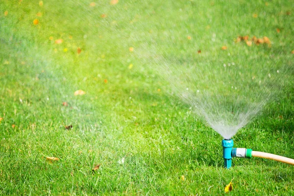 Gräsmatta Vatten Sprinkler Sprutning Över Grönt Gräs Bevattningssystem — Stockfoto
