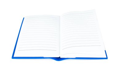 Açılmış günlük beyaz arkaplanda izole edildi. Boş sayfaları olan not defteri. Açılı görünüm