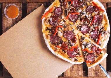 Etli, sebzeli ve karton teslimat kutulu nefis İtalyan pizzası. Pizza teslimat servisi..