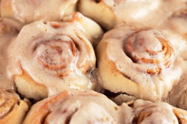 Krem peynirli tarçınlı rulo. Yüzeyin derinliği. Sola yuvarlanmaya odaklan.