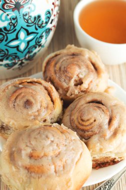 Ev yapımı tarçınlı rulo ve çay kahvaltısı. İsveç mutfağı. Sığ alan derinliği
