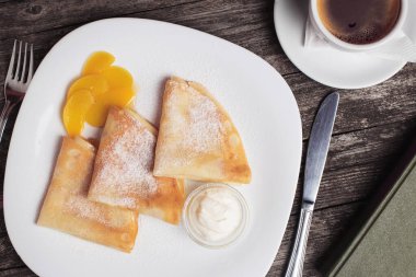 Kahvaltıda kremalı ve kahveli altın krepler.