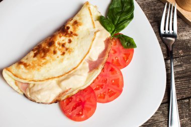 Kahvaltı için peynirli ve jambonlu İtalyan omleti.