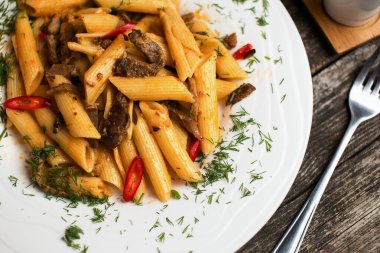 Etli makarna tarifi. İtalyan makarnası ala puttanesca