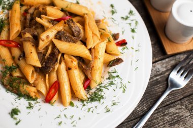 Biftek ve domates soslu İtalyan Makarnası. Puttanesca makarnası.