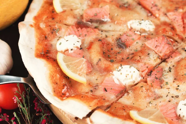 Délicieuse Pizza Italienne Saumon Citron Fromage Profondeur Champ Faible — Photo