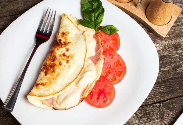 Kahvaltı için krem peynirli ve jambonlu omlet.