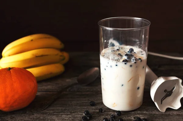 Muzlu smoothie milkshake ve blenderlı yaban mersini.