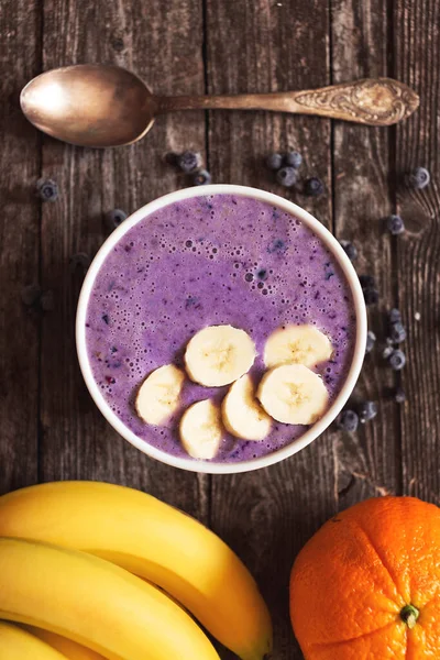 Delicioso Batido Banana Smoothie Baga Madeira Rústica Deitado Profundidade Campo — Fotografia de Stock