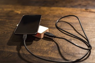 Teknolojinin kablosuz olarak şarj edildiği görüntüler, taşınabilir pil ya da aygıttan aygıta