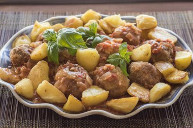 Domates soslu etli börek ve fırında patates.