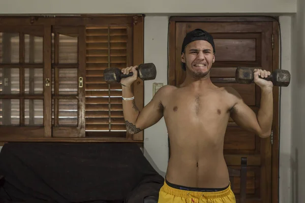 Jovem Quarentena Exercitando Casa Para Manter Forma — Fotografia de Stock