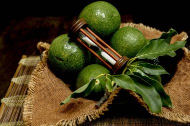 Avokado şapkasının kum saatiyle tam olarak ne zaman olgunlaştığını ölçün.