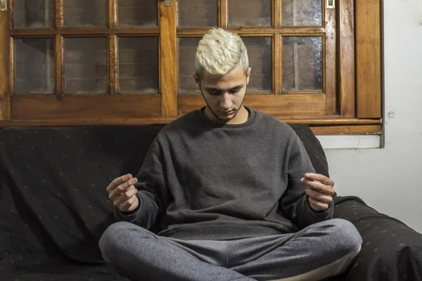 Young Man Quarantined Coronavirus Strengthening His Mental Health Meditation Relaxation — Stock Photo, Image