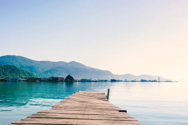 Bang-Bao Koh Chang Adası'nda bulutlu gökyüzüne karşı dağ arka plan ile liman manzara, (Tayland).